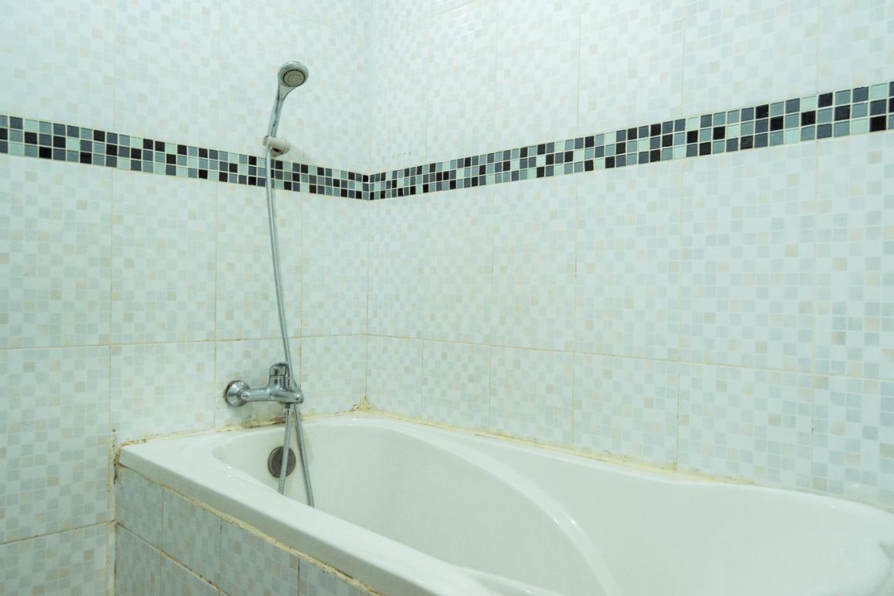 Collection O 625 Hotel Golden Gate Batam Экстерьер фото