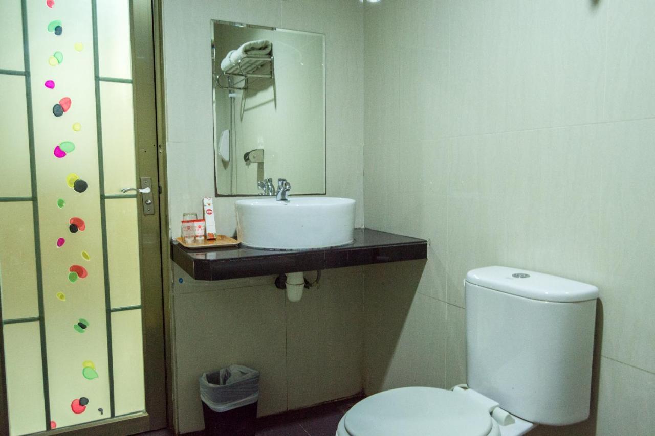 Collection O 625 Hotel Golden Gate Batam Экстерьер фото