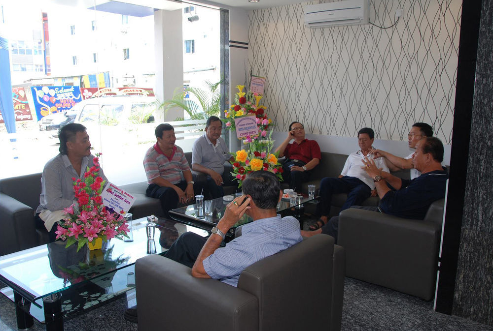 Collection O 625 Hotel Golden Gate Batam Экстерьер фото