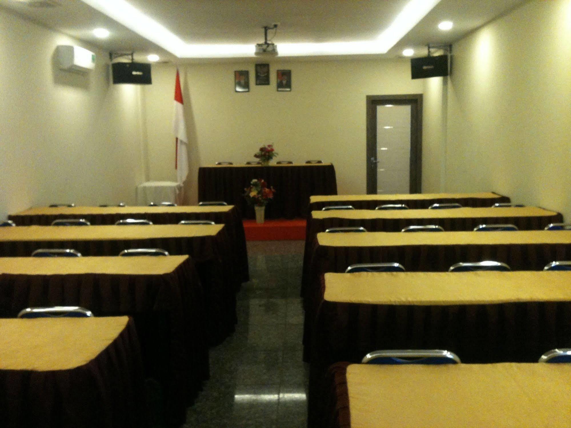 Collection O 625 Hotel Golden Gate Batam Экстерьер фото
